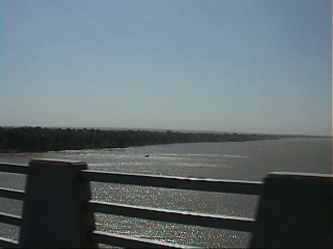 やっと着きました。<br />日本が無償供与した橋とか・・・。<br />すごい巨大な橋です。