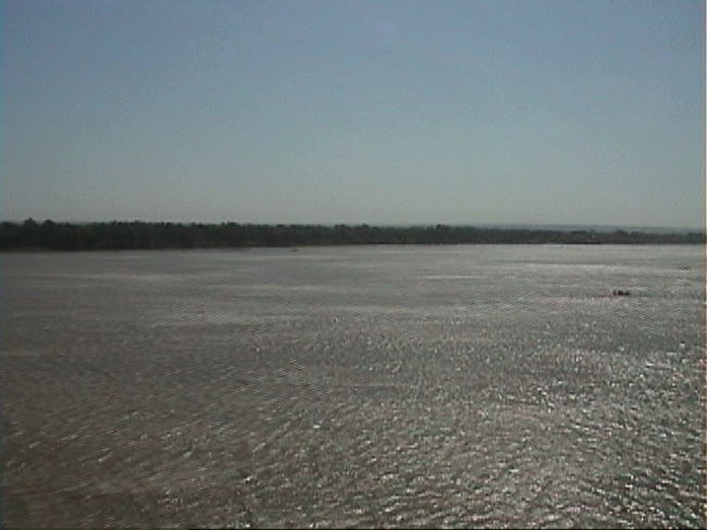 橋の上からメコン川を臨む