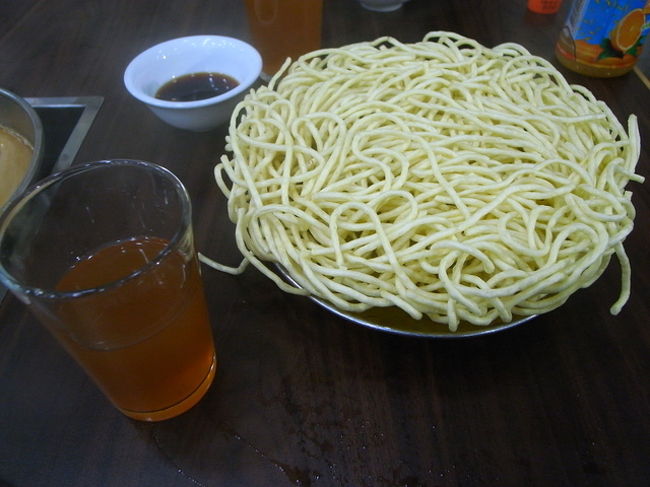 尖沙咀に戻って、書店やHMVや、<br />シルバーコードを見た後、<br />(シルバーコード内にH&amp;Mが出来るらしい！<br />現在工事してました)、<br />予約した時間が近づいてきたので、<br />またまた九龍城へバスで向かう。<br /><br />そしたら、早く閉まるという、<br />さっき行ったお茶屋さんがまだ開いてて、<br />あー…とがっかり。<br /><br />気を取り直して、火鍋の老舗、方榮記へ。<br />http://www.openrice.com/restaurant/sr2.htm?shopid=793<br /><br />19時なのに、まだお客さんはあまりいなかったけど、<br />食べていたら、どんどん増えてきて、<br />いつの間にか満席に。<br /><br />これは注文した伊麺。<br />カリカリでめちゃくちゃ大きいサイズ。<br />スープに入れると、くったりなって、<br />美味しかった。