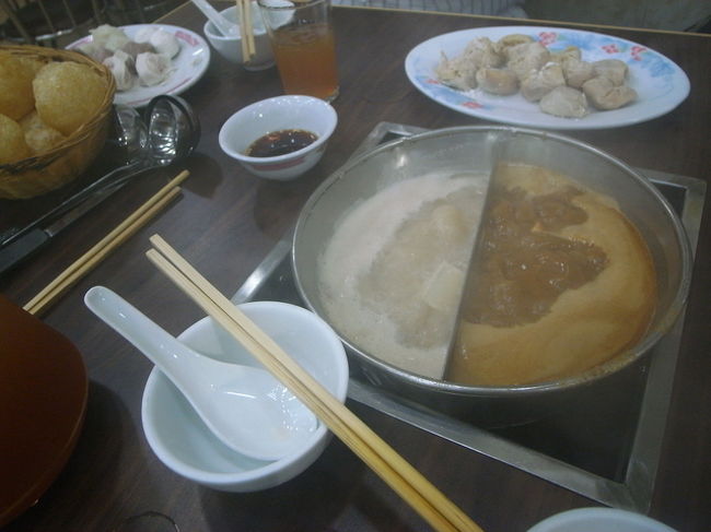 湯底(鍋ベース)は、サテー味と清湯の<br />いんよんにしてみた。<br /><br />他に、肥牛、わんたん、山根(丸い油揚げ)、<br />4種の魚つみれだんご、新鮮野菜、伊麺を注文。<br /><br />チャイラン本でおすすめの手切り肥牛<br />(包丁でスライスした、脂ののった中国牛)も、<br />量がたっぷりあって大満足。<br />(大サイズで98ドルだったかな)<br /><br />このお店も初めてなので、<br />鍋の作法がわからなかったけど、<br />近くの香港人は肉をしゃぶしゃぶして食べていた。<br />なのでこちらも、同じくしゃぶしゃぶと。<br /><br />肥牛は和牛と比べて、肉の弾力とうまみがあって、<br />しっかりお肉を食べているという感じ。<br />このお店こだわりのお肉らしく、<br />弾力はありつつも、柔らくてとても美味しかった。<br />毎朝、オーナーが、質のいいお肉を仕入れに、<br />何10件も肉屋さんを回っているそうだ。<br />(チャイラン本参照。)