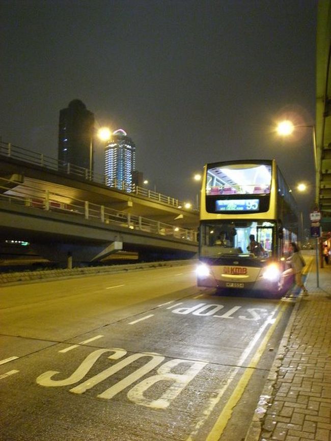 九龍城のバス停から、9番で尖沙咀へ。<br />(１Aや26番バスでも戻れるはず。)<br /><br />今日、2度目の九龍城帰り…＾＾；<br /><br />バス待ちのあいだ、<br />九龍城周辺の夜景がきれいだったので、<br />いくつか写真撮影。