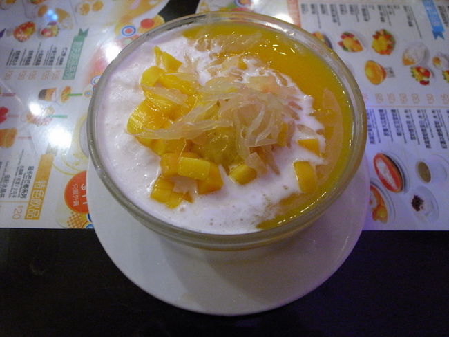 バスは尖沙咀の金馬倫道で降りて、許留山へ。<br />http://www.openrice.com/restaurant/sr2.htm?shopid=5569<br /><br />何という名前だったか忘れたけど、<br />ココナッツ×タピオカ×マンゴーの<br />おいしいデザートを堪能。<br /><br />今日は2回目の許留山。