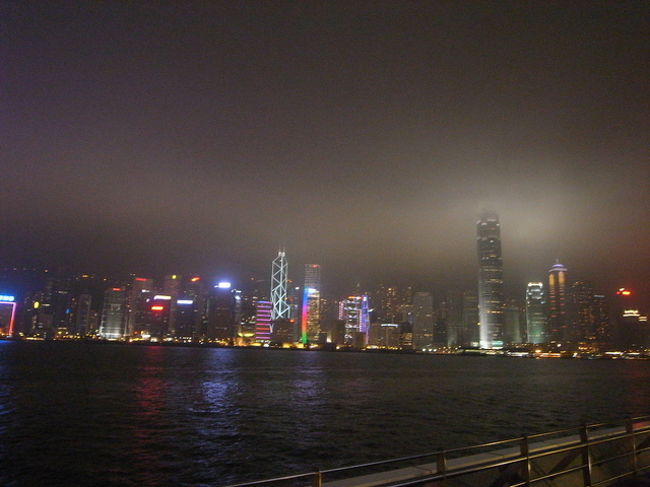 尖沙咀まで来たので、星光大道（スターアベニュー）へ。<br />ここも何年か前より、キレイになったなぁ。<br /><br />階段を上がると、一段上で夜景が見れるような回廊ができていたり。<br /><br />曇っていてちょっと残念だけど、<br />この夜景も香港で大好きなものの1つ。<br /><br />2日目は、こんな感じで締めくくり。