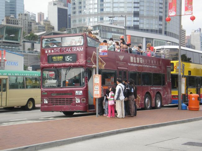 出発地点は中環のフェリー乗り場バス・ターミナル。バスを待っていたら、隣のバス停にオープン・トップのピーク・トラム乗り場行きバスが来ました。