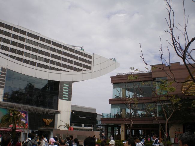 もう昼時なので、早速腹ごしらえ。ちょっと高いですが、CADECOにしました。　　(写真右の建物の２階です)<br />ピークで一番人気のレストランの理由がわかります。絶景、料理、ビール、サービスとも申し分ありません。<br />