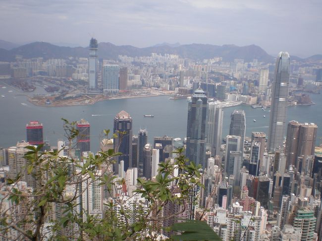 中環の高層ビル越しに尖沙咀側が望めます。西九龍地区は文化施設が並ぶ地区として開発中です。