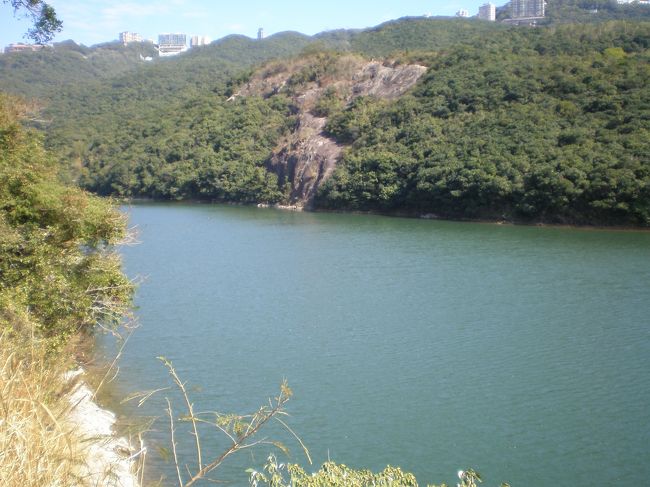 Pok Fu Lam薄扶林水塘の湖面が見えてきました。