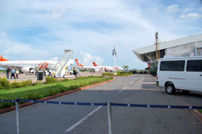 クアイアバ空港  北パンタナールの入り口空港です。<br />北パンタナールは丁度地球の裏側。日本とは１２時間の時差があります。<br />サンパウロで１泊せずにパンタナールに直行しても、最低３０時間はかかります。かなり遠いです。<br />私は、サンパウロに１泊、イグアスに２泊して、サンパウロ経由でパンタナールに行きました。<br /><br />　?東京　　　　→　サンパウロ　　飛行機　２４時間<br />　?サンパウロ → クイアバ　 　　 飛行機　２時間<br />　?クイアバ　　→　ポコネ　　　　　車　　 　１時間３０分　<br />　?コポネ　　　→　宿泊ロッジ　 　車　　 　 ３０分　<br /><br />