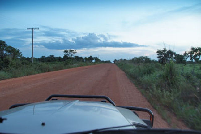 パンタナール横断道<br /><br />ポコネの町を出るとパンタナール横断道路がスタート。未舗装の凸凹道が１００キロ以上続きます。<br />雨が降らなかったため　路面は洗濯板状態<br /><br />ここから先は牧場以外、何もありません。もちろんお店もありません。<br />ただただ平原が延々と続きます