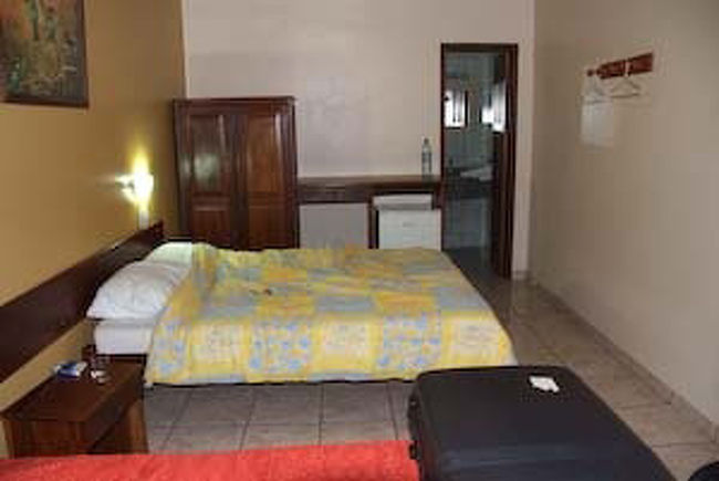 ロッジの室内　このように清潔でキレイでした。市中ホテルと変わりません。<br />携帯電話、インターネット（衛星）も使用できました。