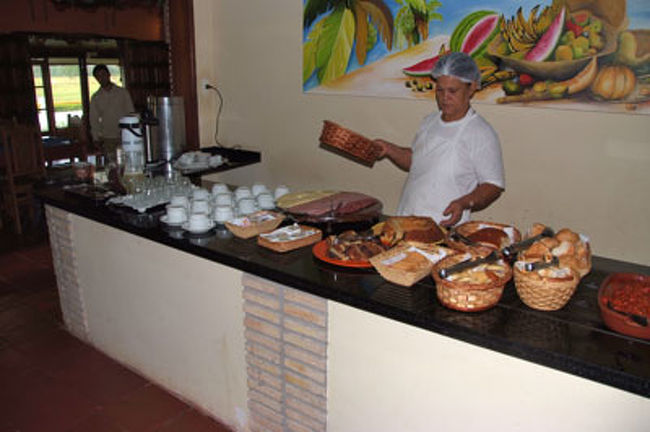 ロッジの朝食<br /><br />肉、野菜、米、果物と結構品数が豊富<br />周辺には店はありませんので、朝、昼、晩と３食をロッジでとります。<br />主食はインディカ米　結構いけます。