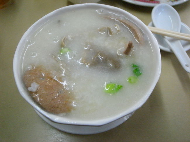 2009年3月1日(日)★3日目<br /><br />いつもなら、ホテル前の茶餐廰で<br />お粥をテイクアウト…という簡単な済ませ方を<br />するんだけど、眠い目をこすりつつ、身支度を整え、<br />アワビ粥で有名な｢彌敦粥麺家｣に行くため、<br />天后・清風街バス停から102か112番バスで、佐敦へ。<br /><br />清風街バス停は、本当に使えるバス停で、<br />私の行きたい場所は、大体このバス停から1本で<br />行けるので、本当に便利。<br /><br />MTRだと混んでいたり、九龍側に行くにしても、<br />金鐘で乗換えがあったりして面倒。<br />バスだったら余裕で座れるし、<br />景色も見れるしで、一石二鳥なのです。<br /><br />でも、清風街から佐敦へ行ったことがなかったので、<br />コピーしていったバスＭＡＰを見ていたら、<br />｢なんとか女書院｣停が、このお粥屋のすぐそばだと<br />発見したので、｢なんとか女書院｣停で降りた。<br /><br />彌敦粥麺家は、有名店らしいけど、ここも初めて。<br />http://www.openrice.com/restaurant/sr2.htm?shopid=2419<br />アワビ粥にはあまり興味がないので、<br />｢及第粥(豚モツ粥)｣を注文。<br /><br />いつもの私ならピータン粥なのだけど、<br />ここもあえて今まで食べたことのないものに挑戦。<br /><br />豚モツって生臭いかなと思ったけど、<br />思った以上においしかった！<br />値段は少々高いかな…。<br />いや、上環の羅富記が安すぎるのかな。