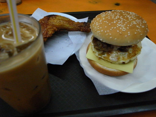 行きに通過した｢紅[石勘](ホンハム)｣が、<br />佐敦からかなり近かったので、<br />｢なんとか女書院｣のバス停向い側にある、<br />天后方面へ戻るバスに乗り、ホンハムで下車。<br /><br />ホンハムには、香港のグルメクチコミページ<br />｢ＯＰＥＮＲＩＣＥ｣で1位の<br />｢時新快餐店｣という茶餐廰があって、<br />前から行きたいお店の1つだった。<br />http://www.openrice.com/restaurant/sr2.htm?shopid=18220<br /><br />さっきお粥を食べて満足したはずなのに、<br />ハンバーガー(手作り)が美味しいらしいので、<br />てくてく歩いて行く。<br /><br />※ホンハム駅前のバス停で降り、いったん駅に向かう<br />渡り廊下へ行き、駅のB１出口方面に渡り廊下を<br />歩いていけば、左下に時新快餐店が見えてくるはず。<br /><br />お店に入ると、レトロとまではいかないけど、<br />日本では少なくなった、昭和な雰囲気だった。<br /><br />カウンターのおじさんに、<br />｢ちーしーだんはんぽうぱお｣(チーズ卵バーガー)とか<br />言ってみるも、全く通じず…。<br />私の発音がおかしいんだろうな。<br /><br />手持ちのメモ帳に、漢字で書こうとしたら、<br />日本語メニューを見せてくれた。<br /><br />ダブル肉チーズ卵入りバーガーと、<br />鶏の揚げたものと、凍ない茶を注文。<br /><br />どれも10ドル前後と、めちゃ安い！<br />しかも、どれもすごくすごく美味しくて、<br />さっき食べたお粥を忘れて完食。<br /><br />パティにネギが入っていたのは、中華圏だから？<br />手作りってことがよくわかる、<br />美味しいハンバーガーだった。<br /><br />チキンフライも、皮がカリカリで、<br />ちょっと日本にはない感じ。<br /><br />親子やカップルが、まったり朝食を食べるなか、<br />こちらもまったり2度目の朝食。