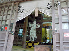 豊後高田市内から「真木大堂」へ移動。真木大堂の仏像は９体、いずれも重要文化財。その中の「大威徳明王像」は水牛にまたがる姿は迫力がありました。
