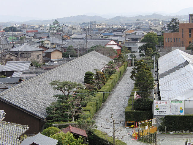 城址から見た、御城番屋敷。<br />