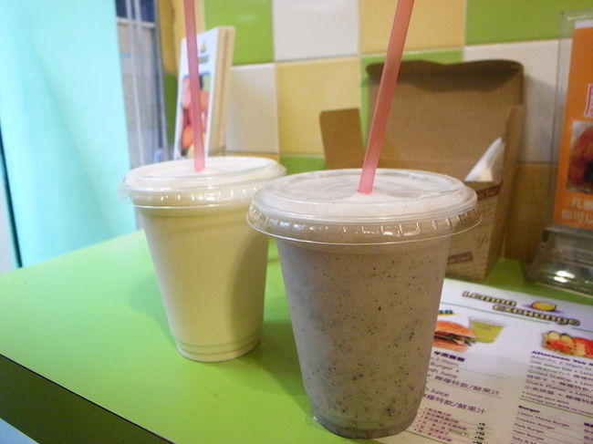 ｢香港女子的裏グルメ｣(池上千恵さん著)に載ってた、<br />ヒルサイドエスカレーター沿いのジューススタンド、<br />｢レモンエクスチェンジ｣へ。<br /><br />おすすめのラッシーか、<br />レモネードを飲もうかと思ったら、<br />ドラゴンフルーツが置いてあったので、<br />どんな味が試したくて飲んでみた。<br />(写真の右側のカップ)<br /><br />うーん、なんだろ。青臭いな〜。<br />でも、ミネラルやビタミン豊富なんだってね。<br />ダイエットにもいいとか。<br />図らずも、ここで食べすぎを調整できたかも。<br />(でも、ドラゴンフルーツの成分どころじゃ、<br />追いつかないはず…)