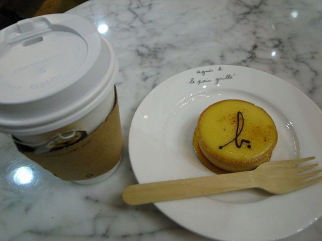 タルトシトロンと、マリアージュフレールの<br />紅茶を注文。<br />美味しかったけど、味より雰囲気重視かな。<br />タルトの生地が堅すぎて噛み切れず。<br />2度しがんで、やっと切れる、を繰り返す。<br /><br />お店は、タイムズスクエアのフロアの<br />吹き抜け沿いにお店とテーブルがあるので、<br />開放感があっていい。