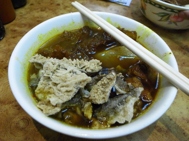 アニエスの後は、時代廣場近くのGODに行き、<br />前回欲しかった、持ち手なしの土鍋(？)を購入。<br /><br />そのあと、｢香港女子的裏グルメ｣に載ってた、<br />新記車仔麺へ。<br />http://www.openrice.com/restaurant/sr2.htm?shopid=12797<br /><br />時代廣場の北側なんだけど、<br />普段は入らないようなビルとビルの合間の<br />小さな道の突き当たりにあった。<br /><br />本に書かれていたように、<br />テーブルにある注文表に、鉛筆で、<br />スープ(辛い・辛くない)と、<br />上に乗せるトッピングを○で囲む。<br />具もスープも7ドルだったかな。<br />合計で28ドル以上になるように<br />頼まなければいけない。<br />(トッピングが3種以上)。<br />麺も選べる。<br /><br />←これは、揚げた魚の皮・大根・<br />豚の皮・牛すじという、コラーゲンスペシャル。<br />麺は春雨にした。<br /><br />辛くないスープにしたのに、<br />結構ヒリヒリした。辛いのに弱いので、<br />スープを飲むと咳き込むと思い、<br />麺と具だけを選んで食べた。<br />