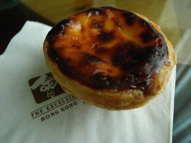 銅鑼湾に来たついでに、<br />エクセルシオールホテル内にある、<br />EXpressoカフェで売っている、<br />Lord Stow's Bakeryのエッグタルトを<br />テイクアウトした。<br />(マカオの有名店で、香港で買えるのはここだけ)<br /><br />個人的に、香港のエッグタルトでは、<br />ここのが一番好き！<br /><br />皮はパイ生地で、あくまでさっくり。<br />プリン(？)部分は、とろとろで、<br />皮とプリン部分の比率もべスト！