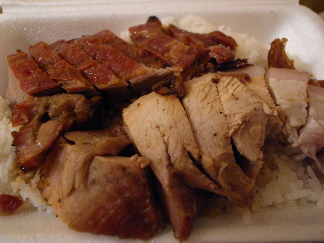 歩いて太子駅を越え、永合隆飯店へ。<br />http://www.openrice.com/restaurant/sr2.htm?shopid=5327<br /><br />ここのチャーシウ飯が美味しいとOPENRICEに<br />紹介されていたので、期待して行く。<br /><br />入り口すぐのところにレジがあり、<br />おばちゃんがいたので、メニューを指差して、<br />｢にご、やっこ(これ１つ)｣<br />と言ったら、通じた！<br />テイクアウトで、詰めてもらう。<br /><br />それからMTRで尖沙咀に行き、<br />シルバーコードのGODを見たり、<br />ハーバーシティのお店を見たりして、<br />帰りに許留山でジュースをテイクアウトして、<br />ホテルへ戻る。<br /><br />ホテルで夕食。<br />チャーシウ的な焼き物は、いつも記酒家<br />http://www.openrice.com/restaurant/sr2.htm?shopid=4203<br />のお弁当しか食べてなかったけど、<br />永合隆飯店のチャーシウは、<br />あっさり記のチャーシウを抜いてしまった！<br /><br />身が分厚くて、やわらかく、<br />しっとりしていて、本当に本当においしい。<br /><br />ただ、お米が形がなくなるほどべっちょりしていた。<br />ご飯は、記の勝ちかな。<br /><br />そんな感じで、3日目が終わった。
