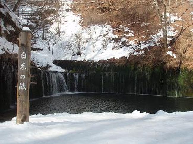 大きさは高さ３ｍ、幅７０ｍくらいでカーテンみたいな滝です。