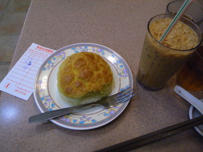 2009年3月2日(月)★4日目<br /><br />今日は、ずっと前から参加したかった、<br />現地ツアーに行くため、ゆっくり目に起き、<br />ホテル前の茶餐廰で、テイクアウトはしないで、<br />店内でぽーろっぱう(パイナップルパン)と凍ない茶、ピータン粥を食べる。<br /><br />お粥はしばらく待たされて、やっと来たのが<br />頼んだものと違うメニュー。<br />しばらく廣東語の構文を思い出した後、<br />店員さんに、<br />｢にご　はいむはい　ぺいたんさうよっじょっ？｣と<br />聞いてみると通じて(！)、<br />希望通りのピータン粥が到着。<br /><br />少しでも言葉が通じるって、いい気分だな〜。<br /><br />もともと美味しいお粥が、さらに美味しく感じた(笑)