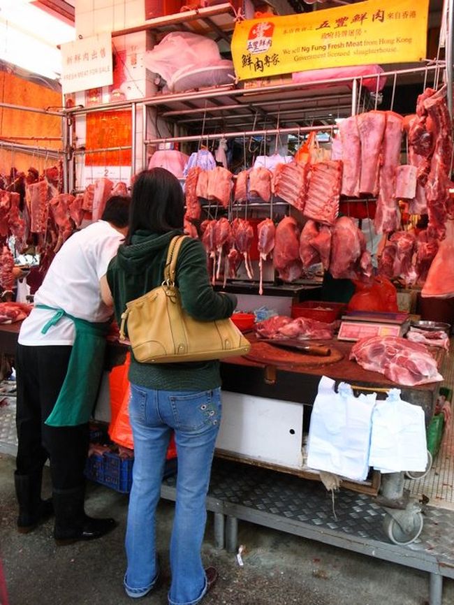途中見かけた、肉屋さんでの風景。<br /><br />手前の若い女の子が、<br />まるで洋服でも選ぶように、<br />素手で、ぶら下がったお肉を１つ１つ触って、<br />少しでもいいものを、<br />自分の目で選んでいた。<br /><br />素直に、こういう光景っていいなぁと思った。