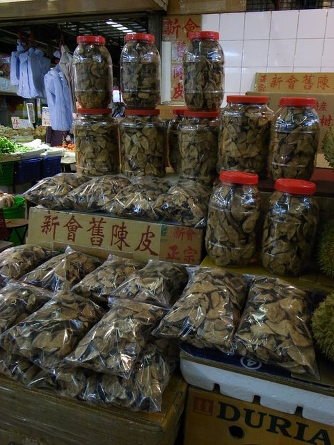 みんなが市場でいろいろなものを買っているとき、<br />私がぼーっとしていたら、<br />このお店のおじさんに、｢陳皮｣を薦められた。<br /><br />｢匂い、かいでみ〜｣みたいな事をいい、<br />袋に入った陳皮の匂いをかがせ、<br />｢んさーい(要りません)｣と断ったのに、<br />今度は赤いキャップのさらに大きな瓶詰めの<br />蓋を開け、匂いをかがせてくれた。<br /><br />とりあえず、笑顔で辞退した^^;<br /><br />香港在住だったら、買うかもしれないけど(笑)。