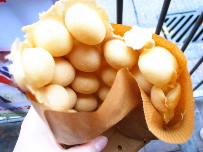 ツアー解散後、駅の近くにある北角鶏蛋仔へ。<br />http://www.openrice.com/restaurant/sr2.htm?shopid=10742<br /><br />ベビーカステラを100倍近く(！？)美味しくしたもの。<br />毎回香港に来ると、ここのを食べるのが楽しみ。<br /><br />今回は、ちょっと焼きすぎなのか、<br />もっちりよりもパリパリ部分が強かった。<br /><br />このあと、ホテルに戻って一休み。