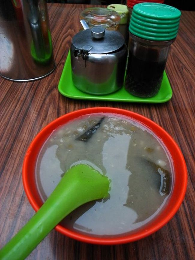 お茶屋さんの後は、中環の｢玉葉甜品｣へ。<br />http://www.openrice.com/restaurant/sr2.htm?shopid=7951<br /><br />おじさんグループが、甘味に舌鼓を打っている中、<br />オープンテラス(屋外？)の急な坂の勾配に置かれた<br />テーブルに座る。<br /><br />熱いのが７ドル、冷たいのが7.5ドルという安さ！<br />凍海帯緑豆沙(こんぶおしるこ)と、<br />糖不ら(ピーナツかけだんご)を注文。<br /><br />こんぶの入ったおしるこなんて…と<br />思ってたべたら、しゃりしゃりした氷が入っていて、<br />すんごくおいしい！<br /><br />今回食べたデザートの中では、<br />一番美味しかったかも…。