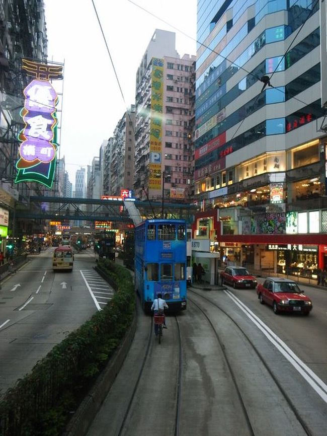 またホテルに戻ったあと、<br />今度は天后の駅前のトラム乗り場から、<br />ハッピーバレーの街市にある、食堂へ。<br /><br />コバンザメのように、<br />トラムの後ろには自転車。<br /><br />トラムレーンはフラットで走りやすいせいか、<br />よく見る風景。