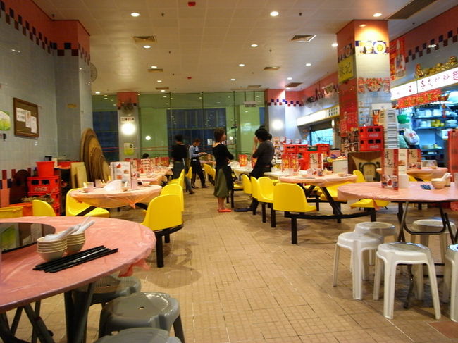 ハッピーバレーは、実は初めて。<br />天后から終点まで乗れば簡単にいけるのに、<br />行ったことがなかった。<br /><br />実際に行ってみると、あっという間に到着。<br />街市もすぐ見つかって、エスカレーターで<br />３Fへ。<br /><br />同じフロアには[女常]記と、<br />もう１件レストランがあるんだけど、<br />お客さんがエスカレーターやエレベーターで<br />上がってくると、2店舗のスタッフがお客の取り合い！<br /><br />事前に決めていた[女常]記のスタッフを選んで、<br />席に案内してもらう。<br /><br />http://www.openrice.com/restaurant/sr2.htm?shopid=8230