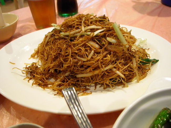 メニューになかったので、<br />｢やうもう　ちゃうみん　あ？｣<br />(焼きそばありますか？)と聞いて、<br />ちゃんと焼きそばが出てきて、感動！<br /><br />山盛りの焼きそば、<br />北角の東宝小館のも美味しいけど、<br />ここも結構おいしかった！