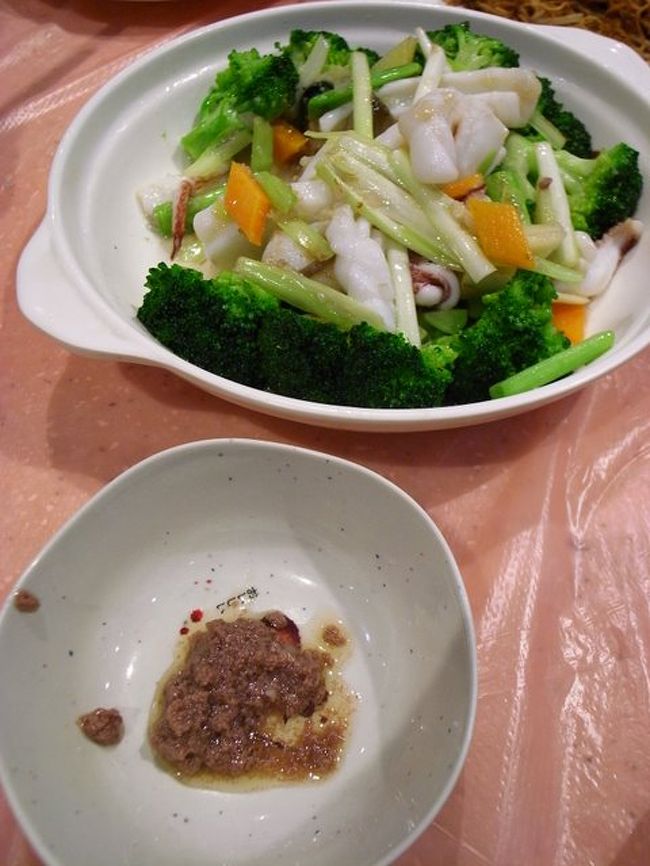 海鮮も食べたかったので、<br />ブロッコリーとイカの炒め物を注文。<br />イカが食べたくて、でも漢字がわからず、<br />それっぽいものを注文したら、<br />当たっていた！<br /><br />それで、このメニューもすごく美味しかった！！<br />小皿についてきた、蝦醤と思われるソースが、<br />イカの風味を引き立てていて、<br />つけるのとつけないのとでは、<br />全然違う美味しさに。<br /><br />北角で人気の街市食堂・東宝小館と比べると<br />行ったことのある人にはわかりやすいと思うけど、<br />[女常]記は、こういう小皿で料理に合う別のソースを<br />それぞれ持ってきてくれ、そこが東宝小館にない<br />良さに感じた。<br /><br />あと、椅子が固定で、背もたれもあるので、<br />座りやすくてくつろげる。<br /><br />スタッフも感じがよかった。<br />