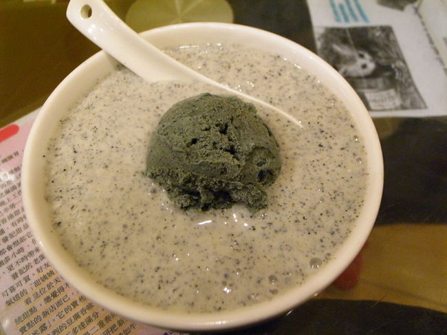 銅鑼湾から、さらにトラムで天后へ。<br />トラムってどこまで乗っても2ドル！<br />運賃、安すぎ！！<br /><br />天后では、最後のデザートを食べに。<br />今日は｢甜姨姨｣にする。<br />http://www.openrice.com/restaurant/sr2.htm?shopid=14429<br /><br />芝麻豆腐西米露という、<br />ごまを使ったスペシャルデザート。<br />ごまのおしるこ(？)も、タピオカ入りなので、<br />つるっと食べられる。<br />ちょっとごまが濃かったけど、<br />メニューは個性的で、良かった。<br /><br />