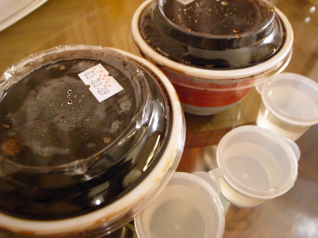 2009年3月3日(火)★5日目(最終日)<br /><br />今日、日本に帰るとは…。<br />なんか5日間、あっという間だった。<br /><br />朝食は、許留山でテイクアウトした、<br />亀ゼリー。<br /><br />3月31日までのキャンペーンで、<br />前日利用した時にもらった亀ゼリー割引券を使った。<br /><br />確か、15ドルが12ドルになったのかな。<br />｢ミニサイズ｣と書いてあったけど、<br />手のひらくらいでボリュームがあった。<br /><br />許留山の亀ゼリーはそれほど苦くなくて、<br />今まで食べたことのない人でも、<br />抵抗はあんまりないと思う。<br /><br /><br />