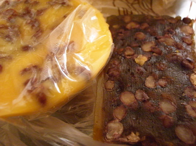 ついでに、昨日、銅鑼湾のトラム降り場近くの<br />テイクアウトのお菓子やさんで買った、<br />｢ぶっちゃいごう｣(写真左)も食べる。<br /><br />日本の和菓子に、見た目がすごく似ていて、<br />(京都の夏菓子・水無月みたい！）<br />ぷるぷるした食感のお菓子。<br /><br />前からずっと食べたかったけど、<br />ようやく昨日売っているお店を見つけた。<br /><br />味はあっさりしてておいしかったけど、<br />かなり大きい！<br />