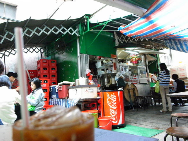 ホテルをチェックアウトして、<br />スーツケースを転がしながら、<br />MTRに乗って天后駅から香港駅に行き、<br />機上快線のインタウンチェックインを利用。<br />(市内で飛行機のチェックインができるシステム)<br /><br />スーツケースを預けて身軽になり、<br />機上快線の近くにも手荷物預かり所があるので、<br />さらに手荷物の大きいリュックも預けておいた。<br />※3時間〜で55ドル、後払い。ちょっと高いな〜。<br /><br />その後、郵便局のポストショップに行ってみたら、<br />まだ開いてなかった。<br />9時台はまだまだ出勤時間らしく、<br />オフィスの多いifcのあたりは、人で混んでいた。<br /><br />最初、また上環の羅富記でお粥を食べようかな〜<br />と思ったけど、最終日に、初めてのお店に<br />もうひとつ行っておこうと思い、<br />中環の｢勝香園｣へ。<br />http://www.openrice.com/restaurant/sr2.htm?shopid=10577<br /><br />｢お金持ちが高級車を乗り付けて食べに来る｣<br />(＝それほど美味しい)って表現を、<br />美味しくて安いお店への褒め言葉として<br />ガイドブックに書かれていることがあるけど、<br />実際ここで、そんな人を初めて見た！<br /><br />私の行った朝9時頃では、<br />このお店周辺では開いている店舗は<br />ほとんどないのに、<br />お店前の狭い道路には高そうな車がずらり駐車中。<br /><br />お店はほぼ満席で、店員のおばちゃんも<br />なかなかオーダーを取ってくれない。<br /><br />やっとメニュー表を手に入れ、<br />凍ない茶と、トマト牛肉ラーメンを注文する。