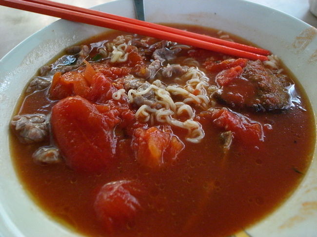 注文したトマト牛肉ラーメンには、<br />卵がついてたはずだけど…？と思ってたら、<br />お店のおばちゃんが卵が入ってないのに気づいて、<br />どんぶりの下に引いていた皿を持ってキッチンへ。<br /><br />しばらくしておばちゃんが、<br />焼いた目玉焼きを持ってきて、<br />ぼちゃーん！！と勢い良くラーメンに投入。<br /><br />スープがテーブルに派手に飛んだ。<br />｢ごめんね〜｣とおばちゃんは気にしない^^;<br /><br />そうこうしている間にも、<br />また高級車で乗りつけて食べに来る人が！<br />人気なんだねー。<br /><br />で、トマト牛肉ラーメンの感想。<br />トマトは缶詰と生のミックスを使っていて、<br />お肉も柔らかかったけど、<br />味は普通…だった。<br />スープの味も、トマト缶のまんまという感じだった。