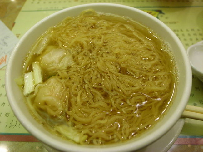 11時半オープンの何洪記へ。<br />http://www.openrice.com/restaurant/sr2.htm?shopid=1235<br /><br />ほぼ1番乗りで入店したけど、<br />どんどんお店にはお客さんが来るあたり、<br />人気があるお店なんだなぁと思う。<br /><br />いつものわんたん麺を注文。<br />普通のお店よりもちょっと高いけど、<br />それだけの価値はある味。<br /><br />スープがおいしいし、<br />麺も弾力があるので、歯ごたえがある。<br />(肝心のわんたんは普通かな…)