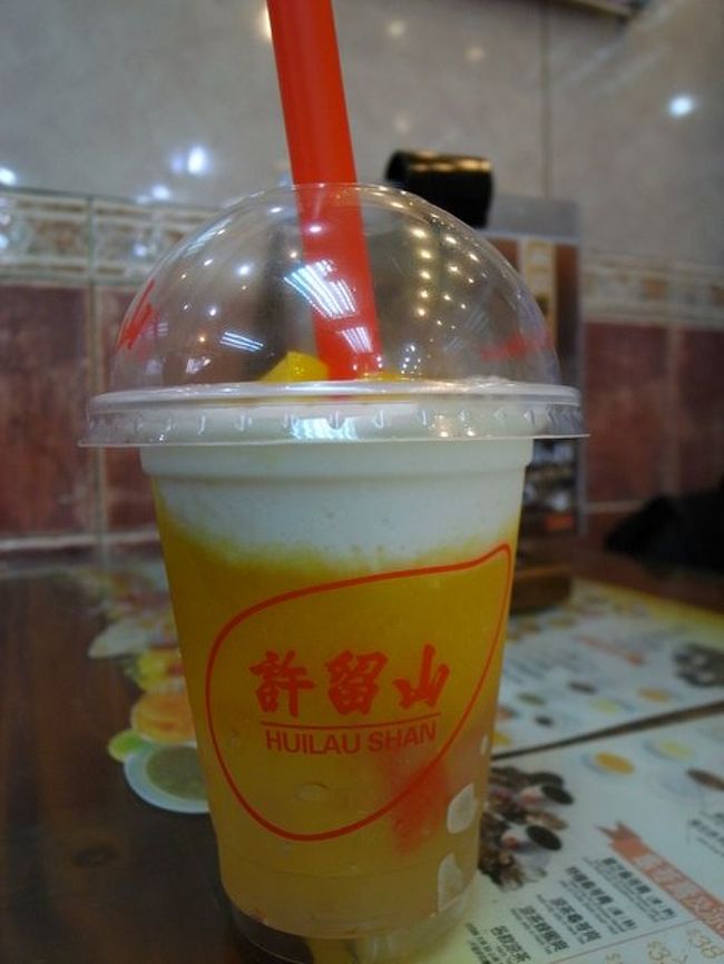 わんたん麺の後は、<br />最後の許留山へ。<br /><br />雪蛤の卵管の脂肪？(ハスマ)が<br />入ったドリンク。<br />コラーゲンがいっぱいでぷるぷる。<br /><br />雪蛤…っていうとちょっとびっくりだけど、<br />味もない、ゼリー状のものなので普通に飲める。<br />いつもジュース系なら、これを頼んでいる。