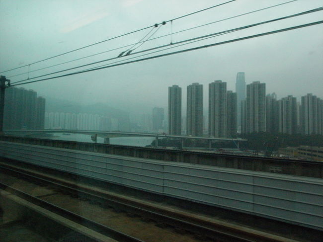 機場快線で香港駅から空港へ。<br /><br />あっという間に空港に到着。