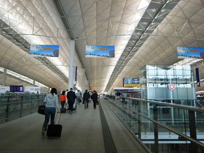 いつもはキャセイだけど、<br />今回はJAL。<br />約1時間出発時間が早く、14:55発。<br /><br />キャセイの時のようにのんびりしていたら、<br />時間がなくなってちょっと慌てる。<br /><br />帰りの出国審査でも、香港國際機場訪港常客證が<br />利用できるので、この機会に使ってみた。<br /><br />入国審査同様、カードを係員のおばちゃんに見せ、<br />番号を控えてもらって、出国審査へ。<br /><br />近くに日本人が何人かいて、<br />空いてた訪港常客證専用のレーンに<br />私が行こうとしたら、<br />続いて後ろに並ぼうとしたけど、<br />カードがなかったので、係員の人に<br />混んでるレーンに並び直されていた^^;<br /><br />出国時でも、スムーズにゲートに行けるので、<br />改めて訪港常客證の威力を感じた。