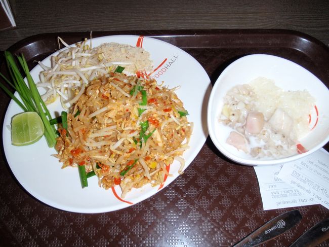 列車の時間までブラブラ。<br />一番好きなタイ料理、バッタイと名前わかんないけど蒸しご飯にココナッツミルクをかけたデザート♪