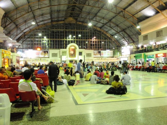 とりあえず空港からフアランポーン駅に移動。<br />2階にある旅行会社でタオ島までのチケットを購入しました・<br /><br />最近不況のあおりで職を失った欧米人がこぞってタオ島に遊びに来るらしく、ボートもほとんどいっぱい。列車もキャンセルが出たから乗れたようなもんでした。おそるべしタオ島（汗）