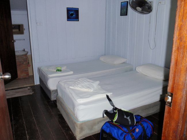 お部屋です。<br />ショップのお隣にあって、ビーチまで徒歩20歩くらい！<br />1泊200バーツ(600円くらい)でした。