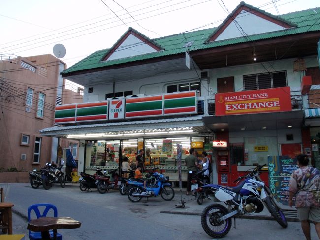 すぐ近くにセブンも両替所もあります。