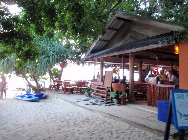 ショップの向かいにレストランがあって、ログ付けはここでしました。