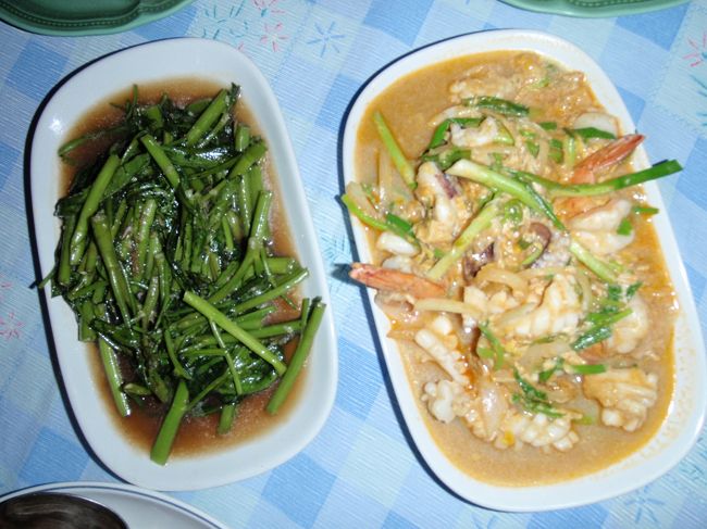 空心菜の炒め物とトムジュット？（海鮮炒めみたいな）