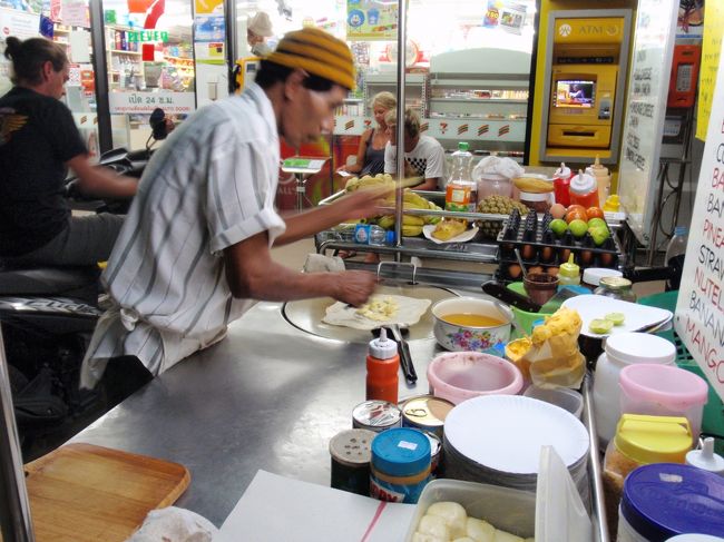 セブンの前に夜だけ出店するクレープ屋さん。<br />クレープみたいな生地を油いっぱい使って焼いて、お好みの具をくるんで上にいっぱいコンデンスミルクをかけてくれます(･∀･)<br />ハイカロリー間違いなし！！ 